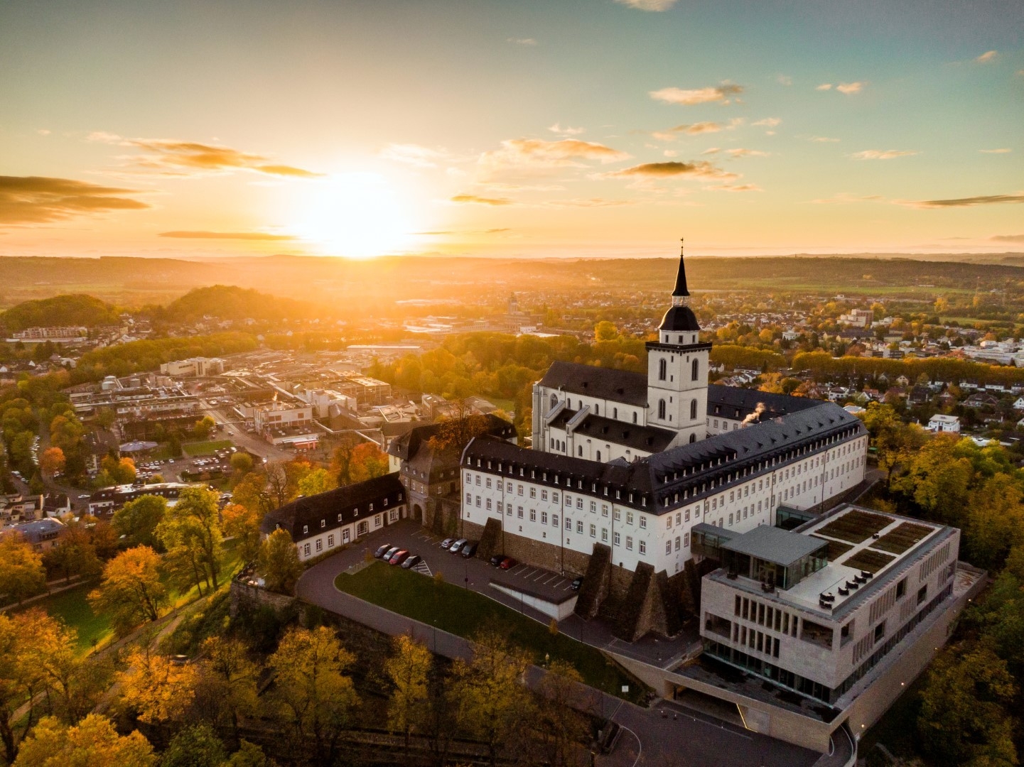 Sonnenuntergang in Siegburg mit Blick über den Michaelsberg