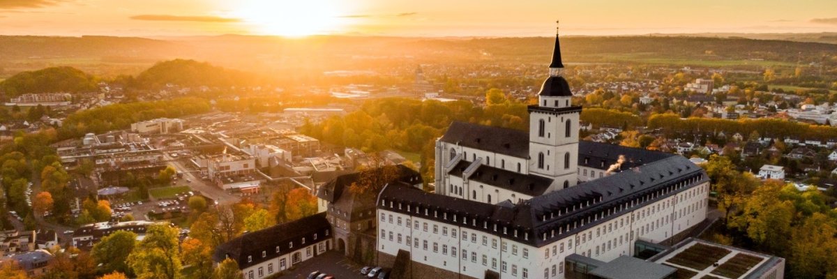 Sonnenuntergang in Siegburg mit Blick über den Michaelsberg
