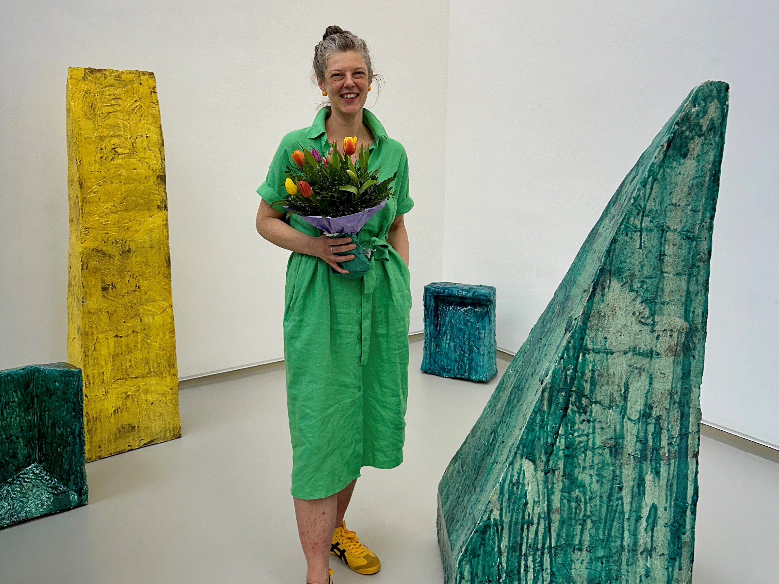 Preisträgerin des 5. Siegburger Keramikpreises vor ihren Arbeiten