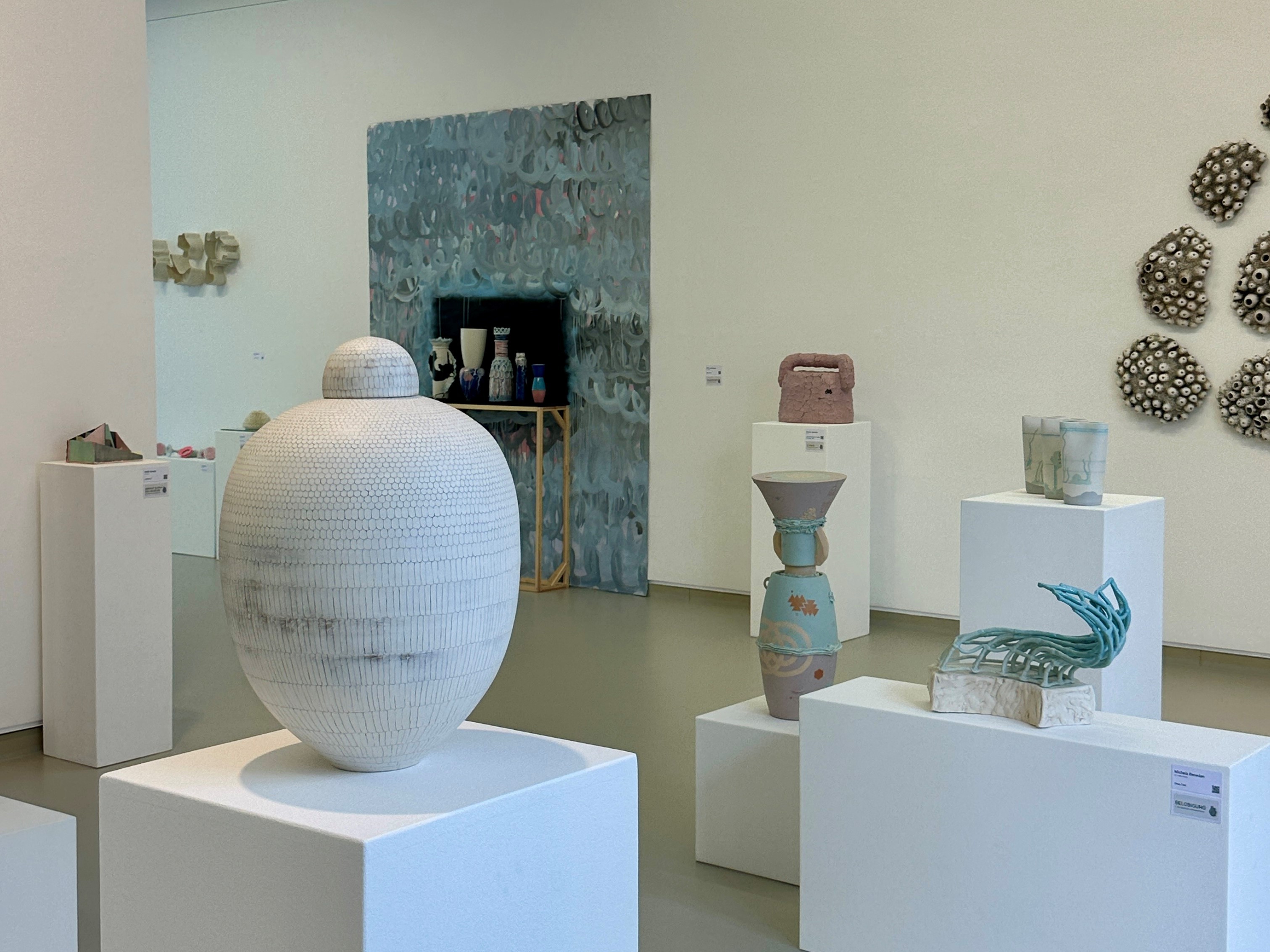 Objekte des 5. Siegburger Keramikpreises mit großer Amphore von einer Keramikerin