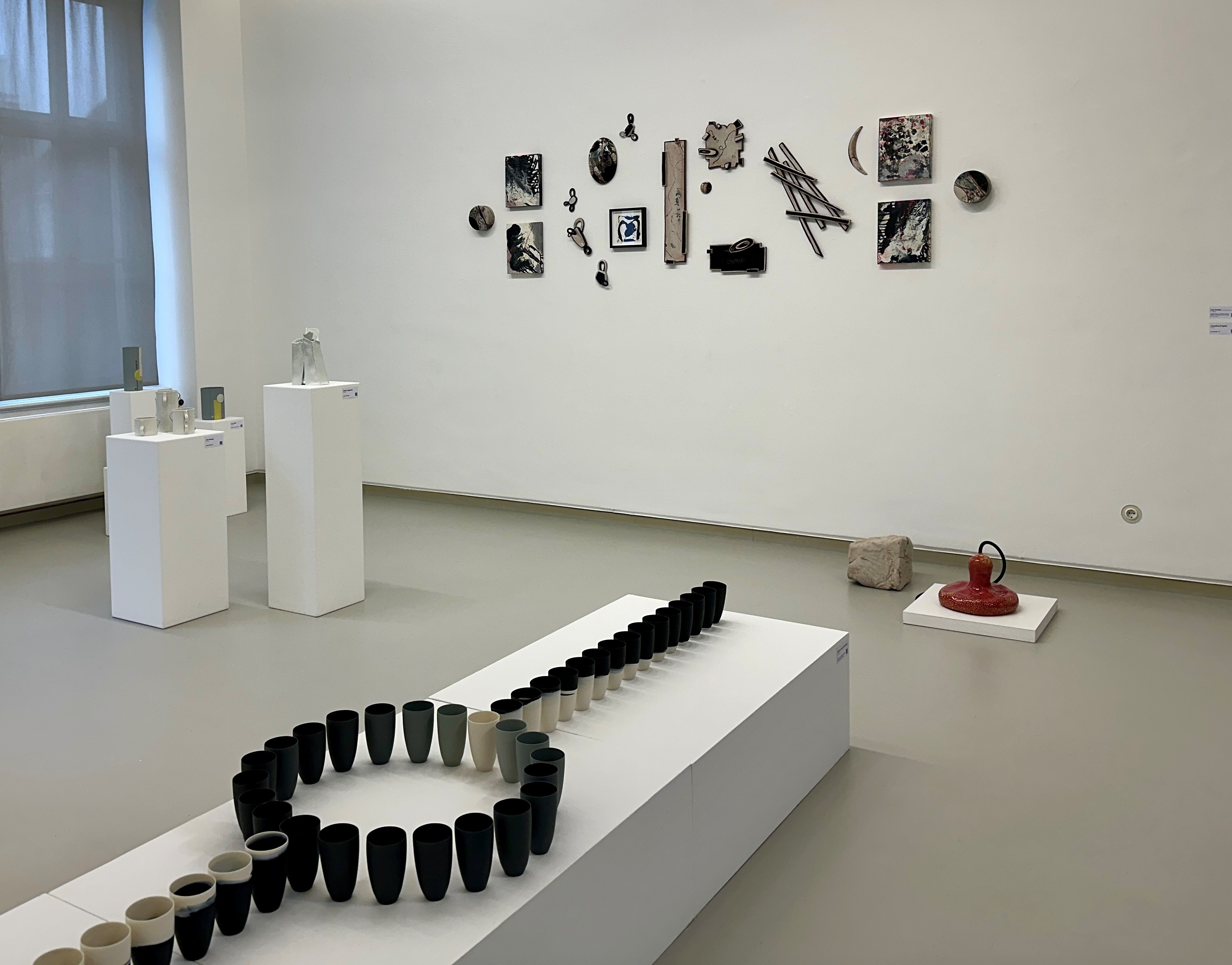 Keramiken in den Räumen des Museums zum 5. Siegburger Keramikpreis