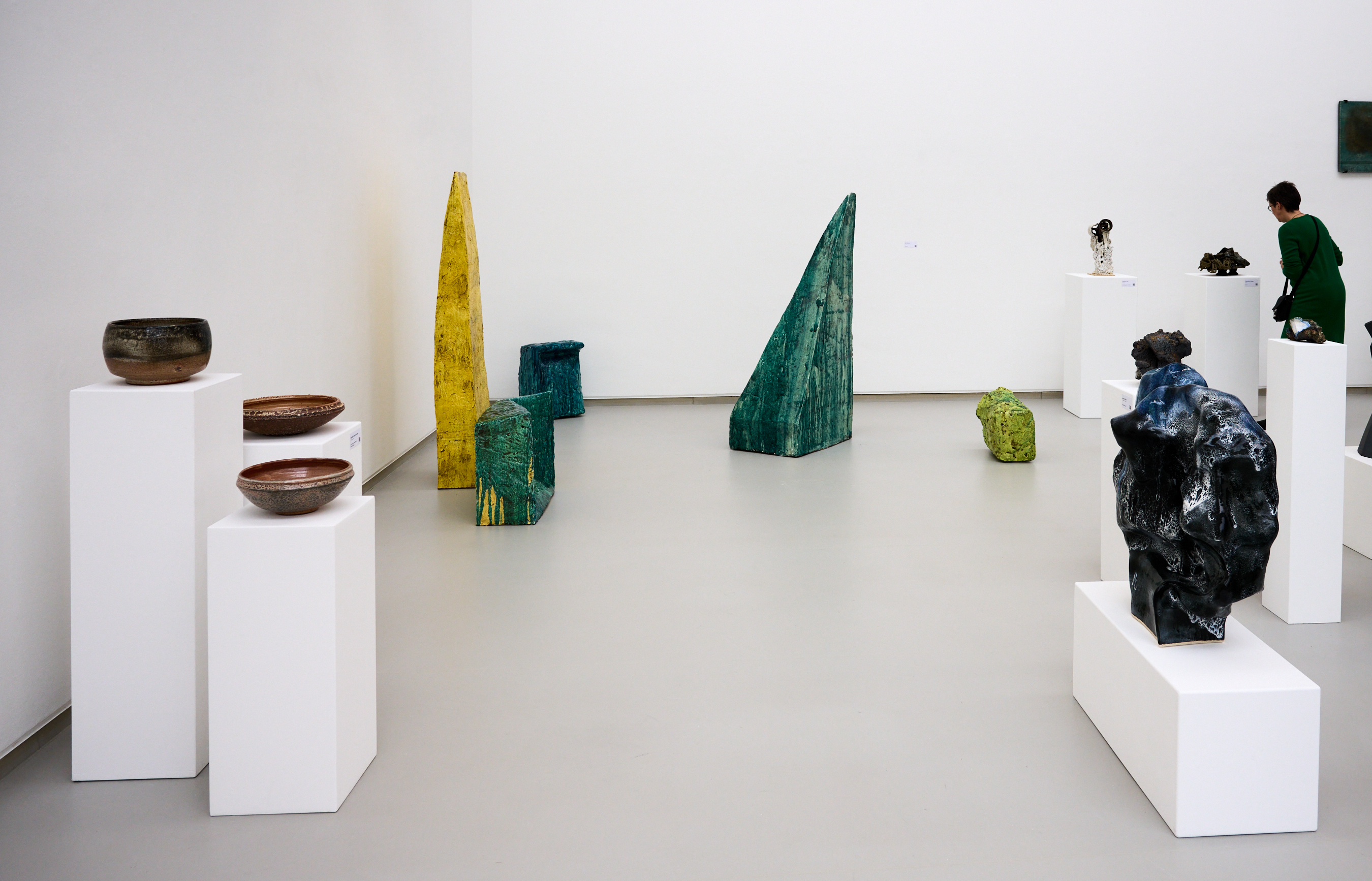 Keramiken in den Räumen des Museums zum  5. Siegburger Keramikpreises