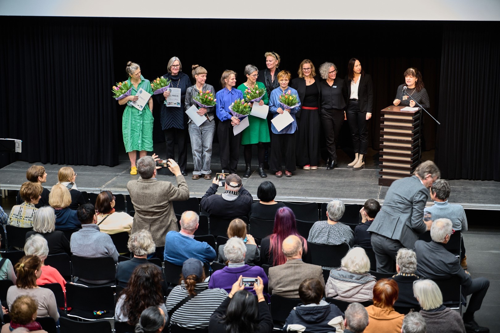 Preisträger des 5. Siegburger Keramikpreises bei der Vernissage auf der Bühne