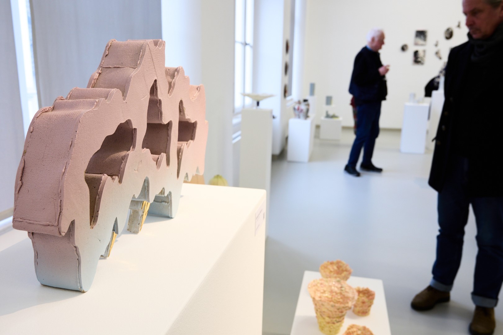 Großes Keramikobjekt in rosa zum 5. Siegburger Keramikpreises in den Räumen des Museums