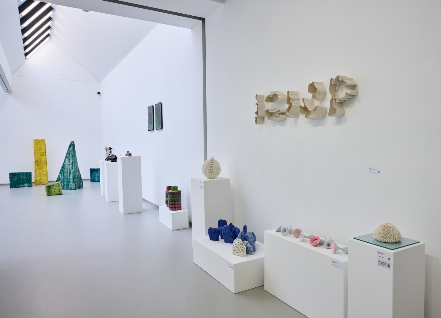 Keramiken in der Ausstellung des 5. Siegburger Keramikpreises in den Räumen des Museums