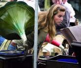 Frau mit altem Plattenspieler