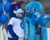 Zwei Maskottchen halten sich im Arm