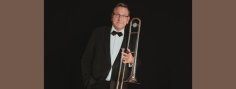 Jazzmusiker Joe Wulf im Anzug mit Blasinstrument