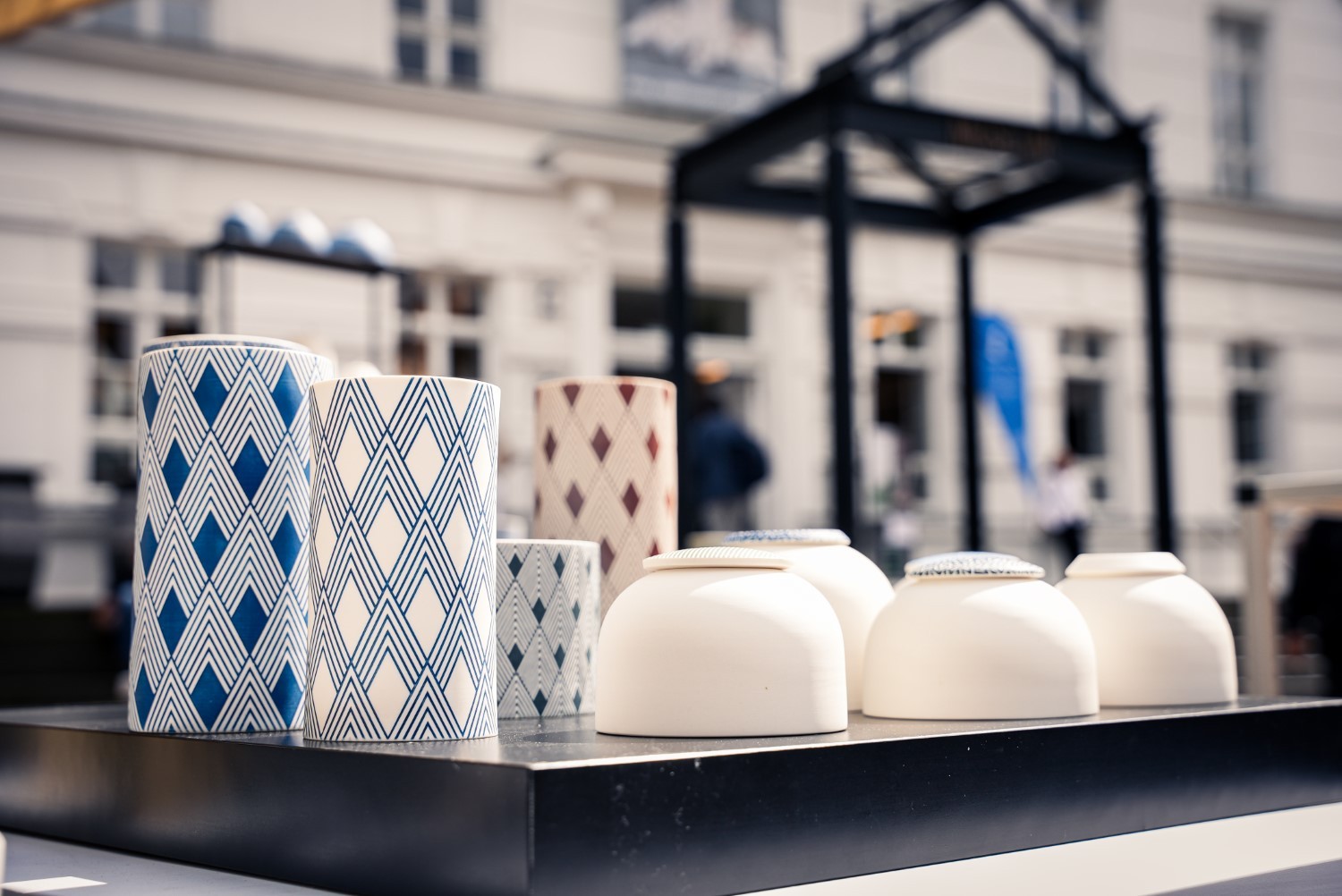 Keramiken vor dem Stadtmuseum