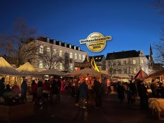 Weihnachtsmarkt des Jahres 2025 Impression des Mittelaltermarktes mit Voting Aufruf zur Wahl des Weihnachtsmarktes 2025