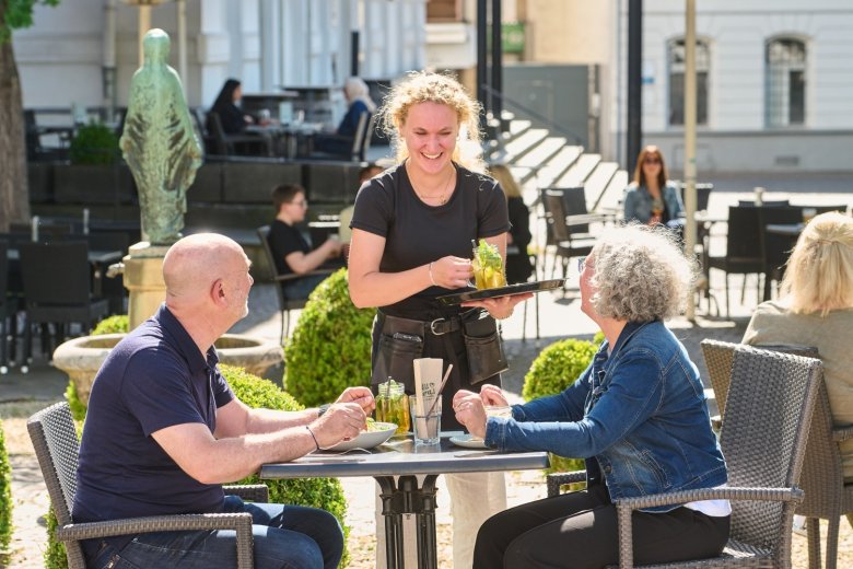Gäste in einem Cafe Gäste in einem Cafe