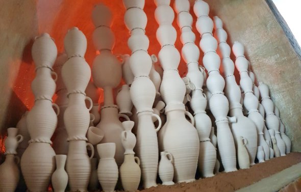 Dauerausstellung im Stadtmuseum Siegburg zur historischen Keramik , gestapelte Keramiken in einem nachgebauten traditionellen Holzofen aus dem Mittelalter