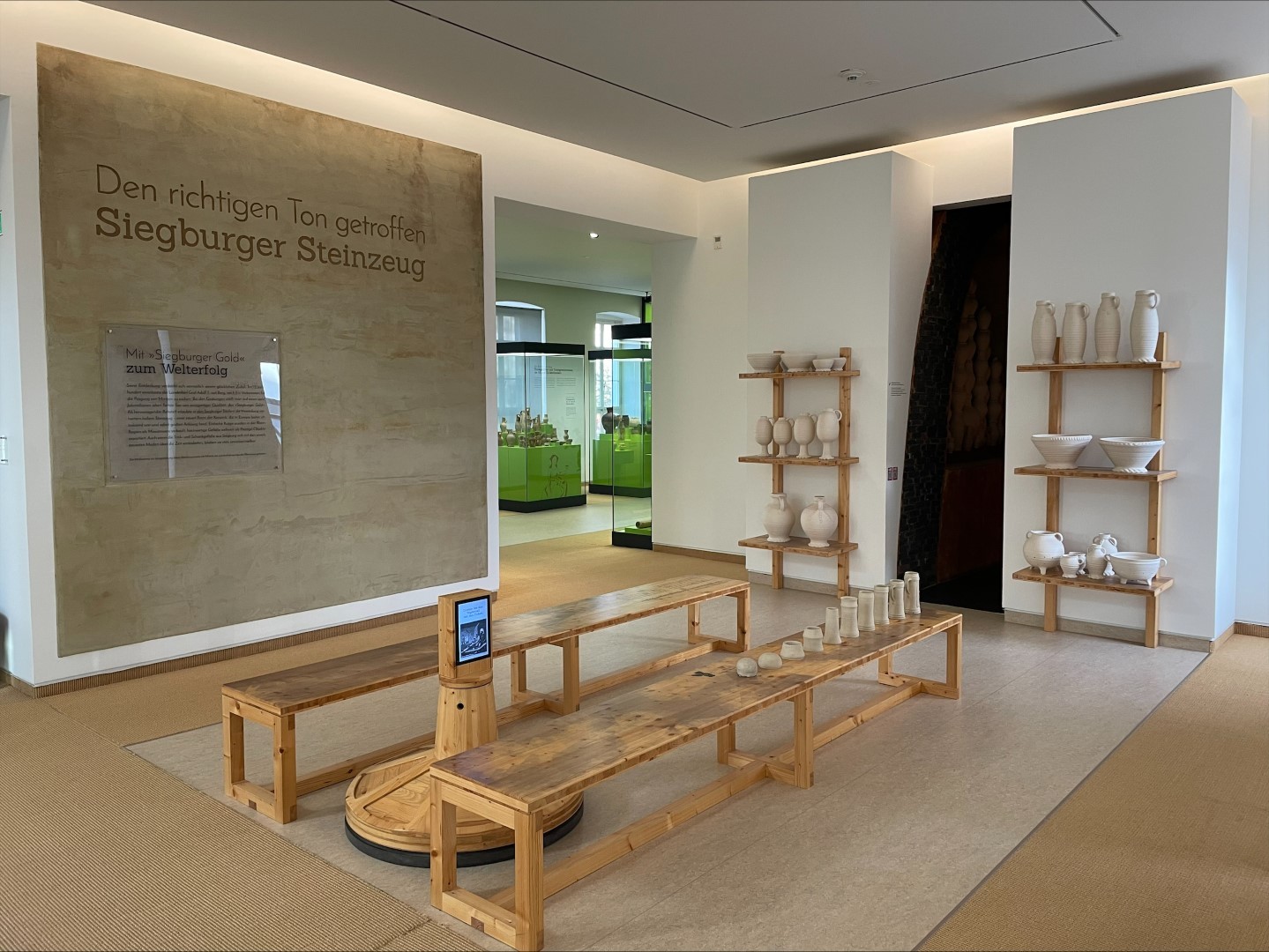 Dauerausstellung im Stadtmuseum Siegburg zur historischen Keramik mit alter Töpferscheibe in den Räumen des Museums
