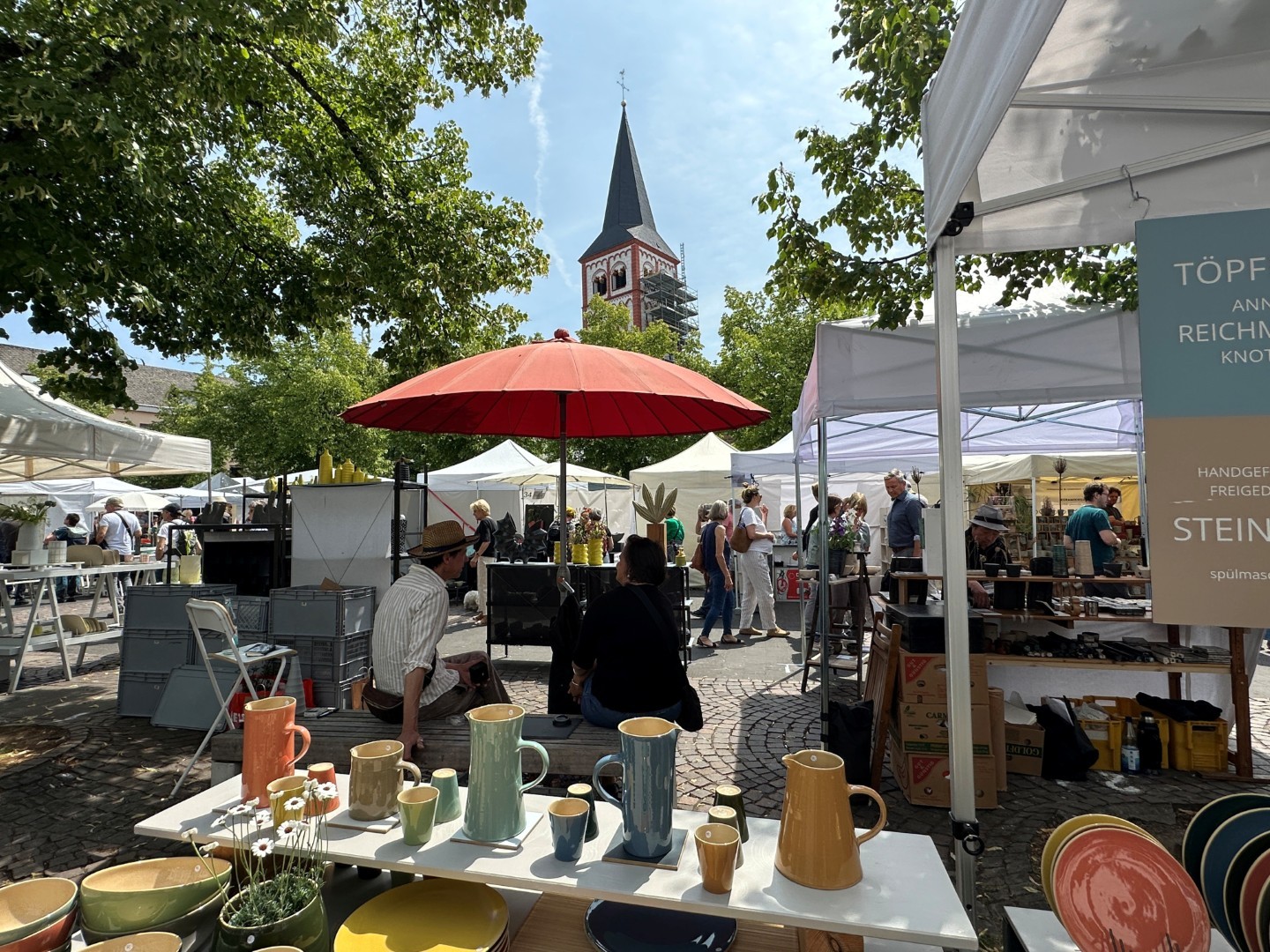Besucher auf dem Keramikmarkt im HIntergrund die Kirche Sankt Servatius