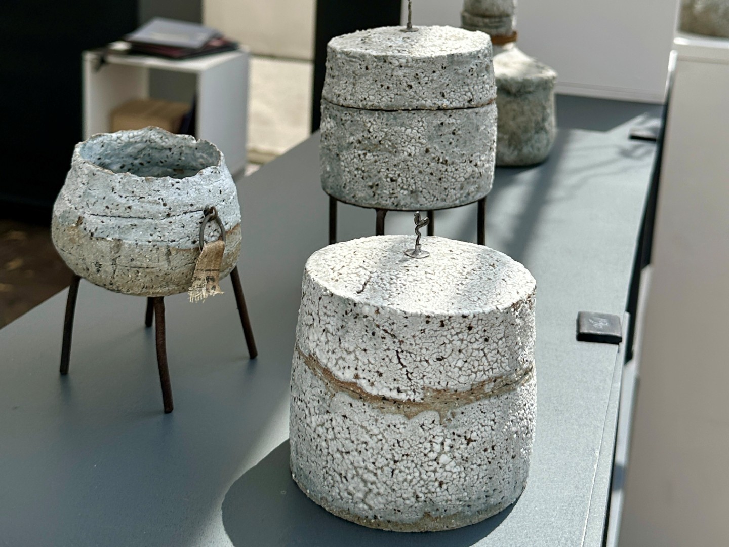 Keramikobjekte in betongrau von Sabine Krug-Springsgut