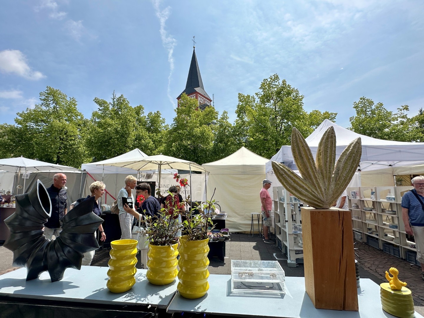 Blick auf den Keramikmarkt, im Vordergrund Keramikobjekte von Frank Schillo, im Hintergrund die Kirche Sankt Servatius
