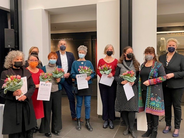 Preisträger 4. Siegburger Keramikpreis mit Blumen.