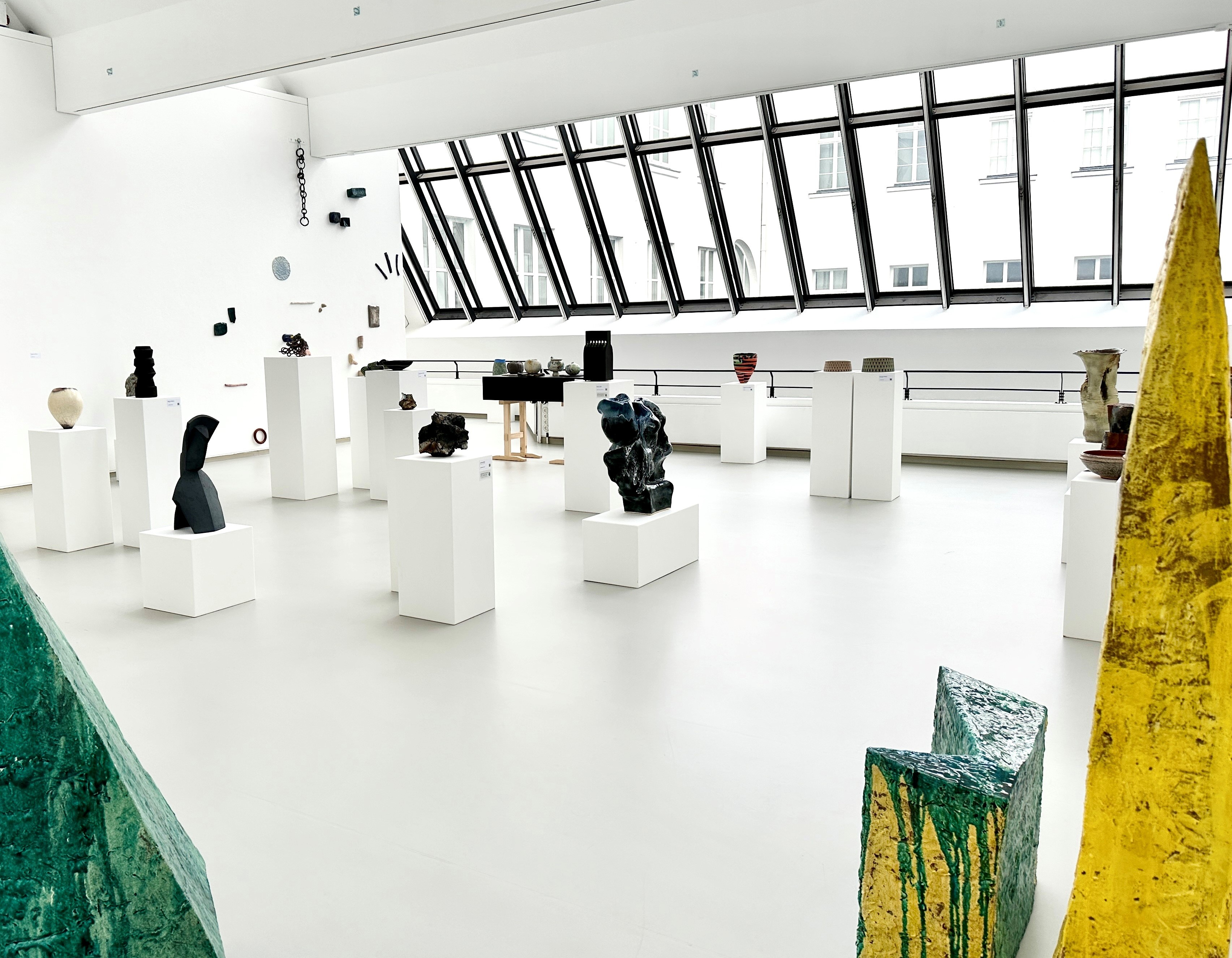 Ausstellungsraum des Stadtmuseums mit Keramiken des 5. Siegburger Keramikpreises