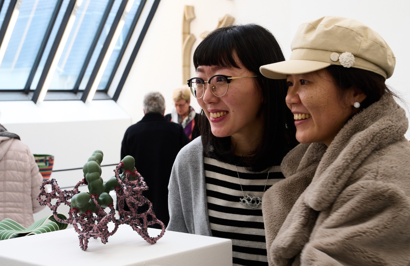 Zwei Keramikerinnen schauen eine Keramik des 5. Siegburger Keramikpreises bei der Vernissage im Museum an