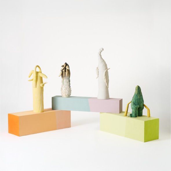 auf dem Bild ist eine bunte Keramik Installation abgebildet