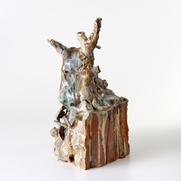 Auf dem Bild sieht man eine Keramik in Erdtönen 