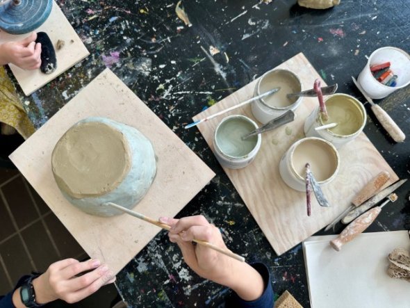 Tisch mit Material für Kindertöpfern