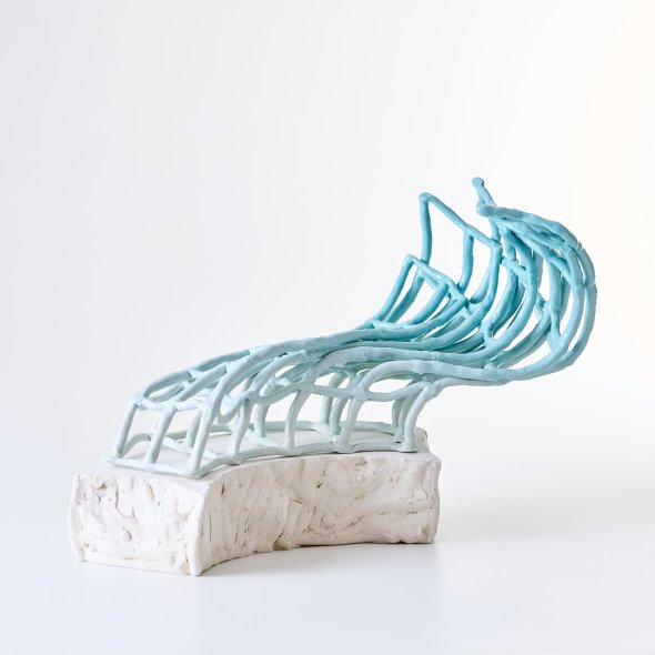 Wellenförmiges Keramikobjekt von Michela Benedan