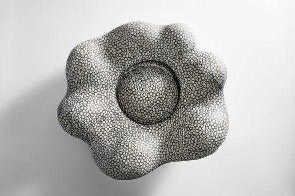 Keramikobjekt in Blütenform von Monika Debus