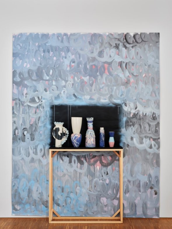 Kollektion Vasen von Ulrike Uschmann vor Wandbild