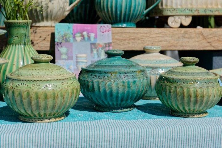 drei grüne Keramikdosen auf einem Tisch