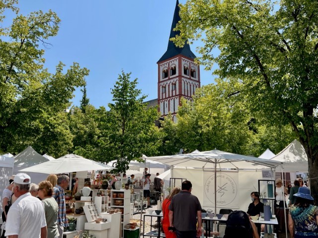 Der Blick auf Keramikstände, im Hintergrund die Kirche Sankt Servatius in Siegburg 