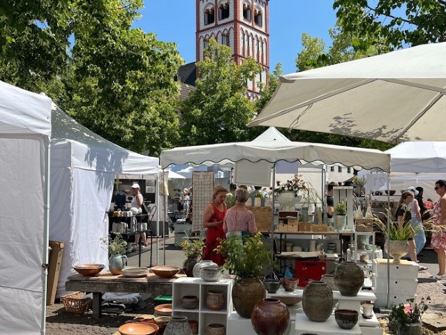 Blick auf einen Keramikstand - im HIntergrund die Kirche Sankt Servatius Siegburg 