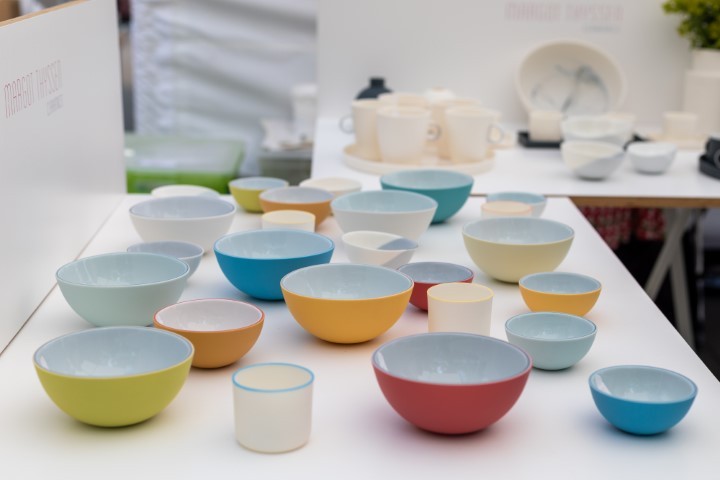 bunte Keramikschalen auf einem Tisch