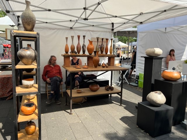 Ein Stand mit vielen brauen getöpferten Kalebassen