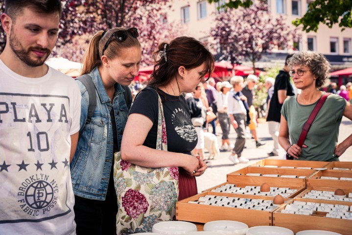 Gäste schauen sich Keramik an