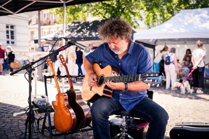 Musiker mit Gitarre auf dem Keramikmarkt