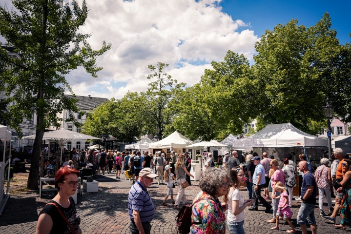 Blick über den Keramikmarkt bei Sonnenschein