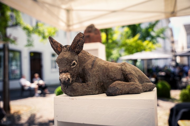 Liegender Esel aus Keramik von Curt Lehmann