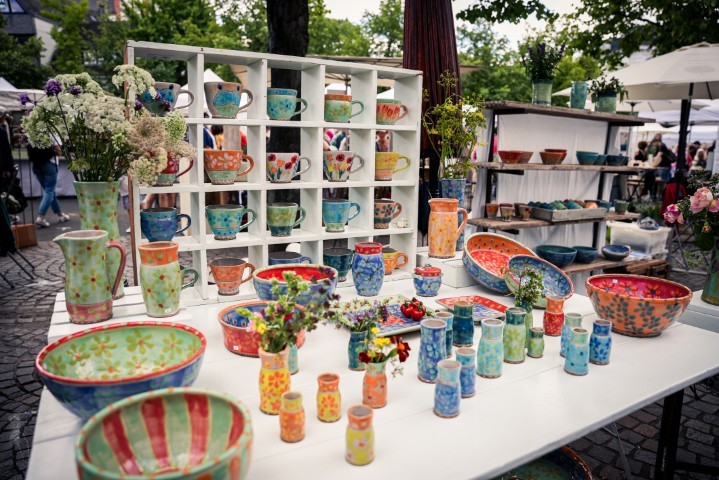 Farbige Keramik am Stand Elisabeth Fischer