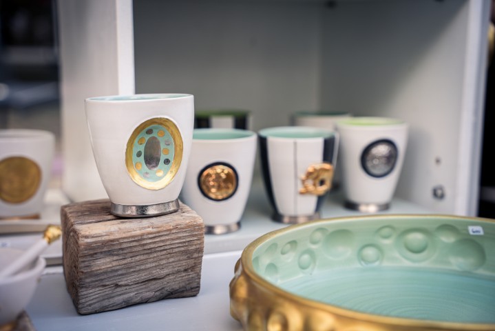 Becher mit goldenen Elementen von Elke Eder-Eich