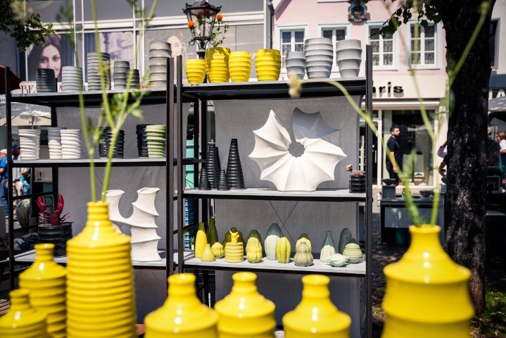 Gefäße in gelb, weiß und schwarz von Frank Schillo