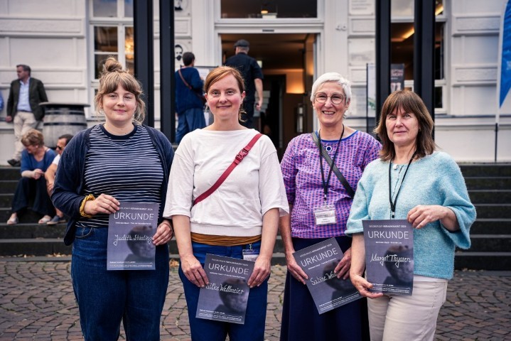 4 Keramikerinnen vor Stadtmuseum