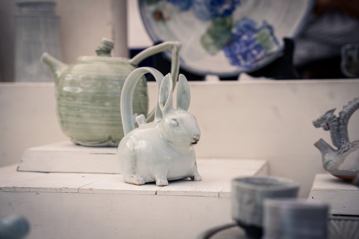 Hase und Kanne aus Keramik von Tineke van Gils