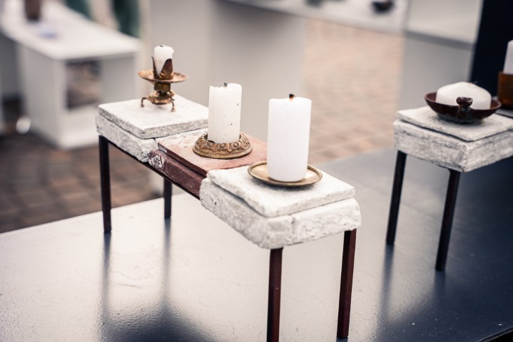 Keramikobjekt mit Kerzen