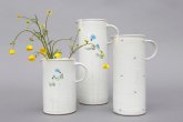 Trio von hohen weißen Krügen mit Farbakzenten von Eva Liebmann