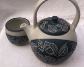 Kanne und Becher mit Blättern von Delphine Mantilla