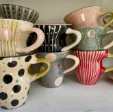 Auswahl an Tassen unterschiedlicher Farben von Malene Moller-Hansen