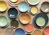 Auswahl an Tellern in vielen Farben von Anne Reichmann-Knothe