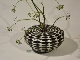 Bauchige Vase schwarz und weiß von Maria Wieding-Kalz