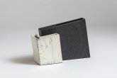 Uta K. Becker Geometrisches Objekt aus 2 Elementen, schwarz und weiß, von Uta K. Becker